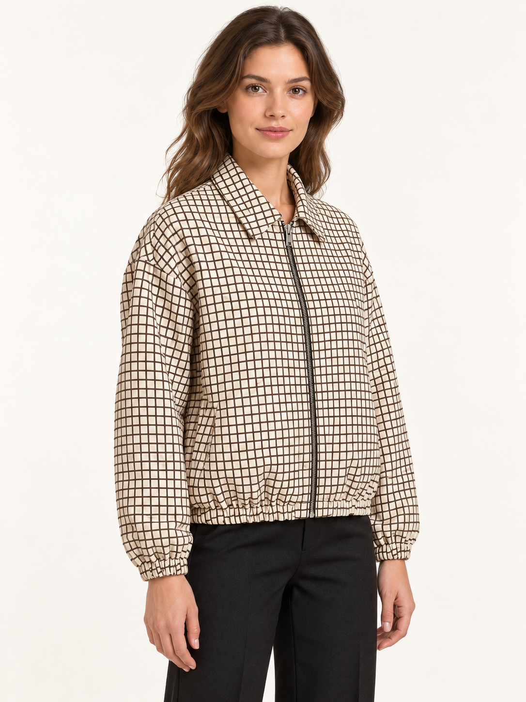 Giubbino cropped over a quadri con zip, esempio assortimento, vista tre quarti