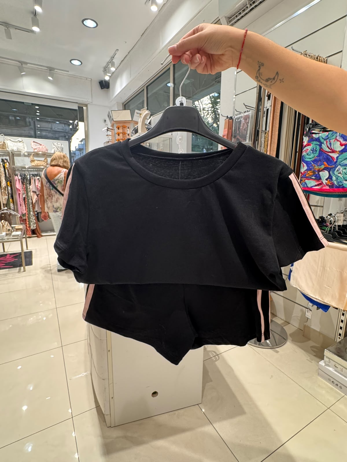 Completo donna sportivo crop top e shorts con doppia banda