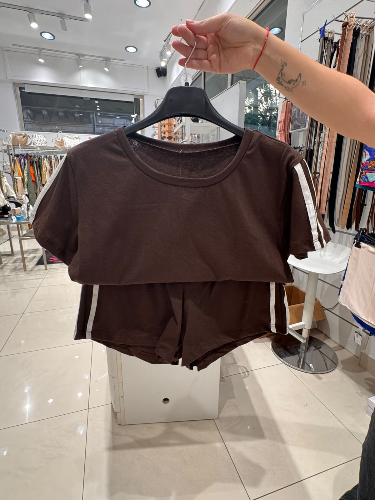Completo donna sportivo crop top e shorts con doppia banda