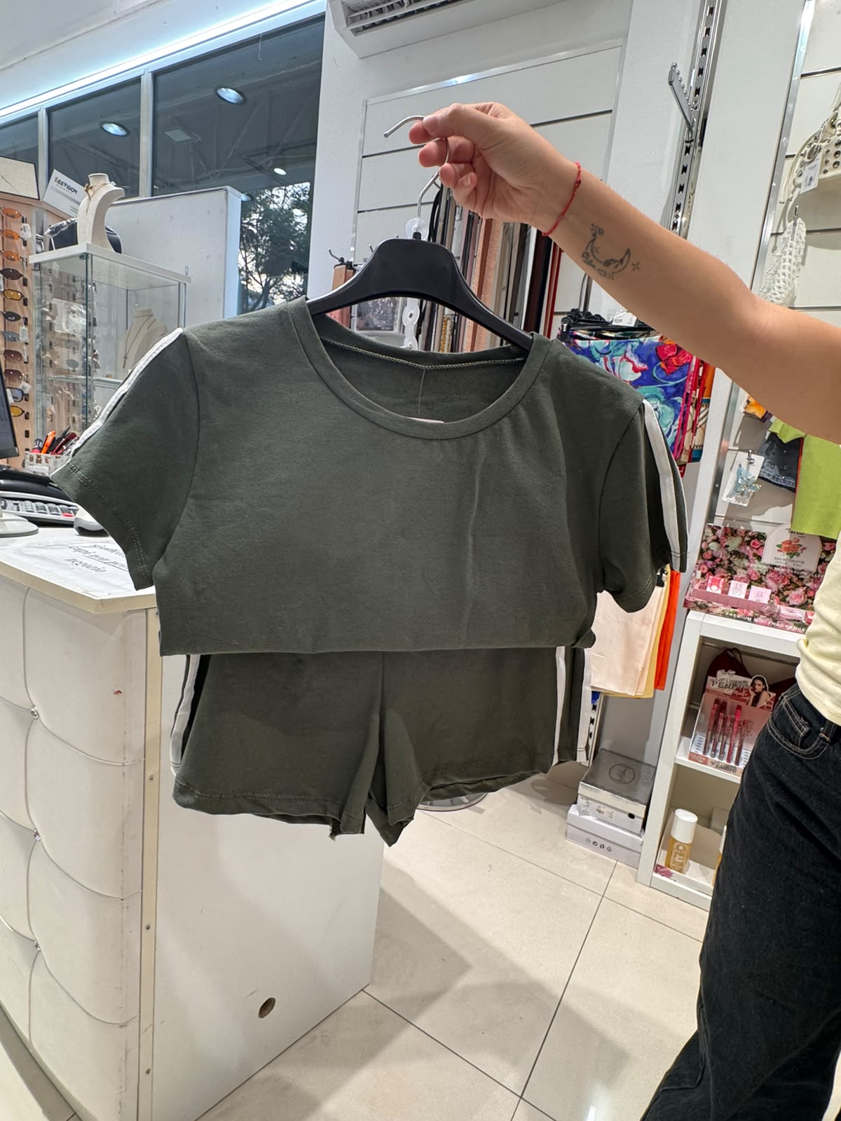 Completo donna sportivo crop top e shorts con doppia banda