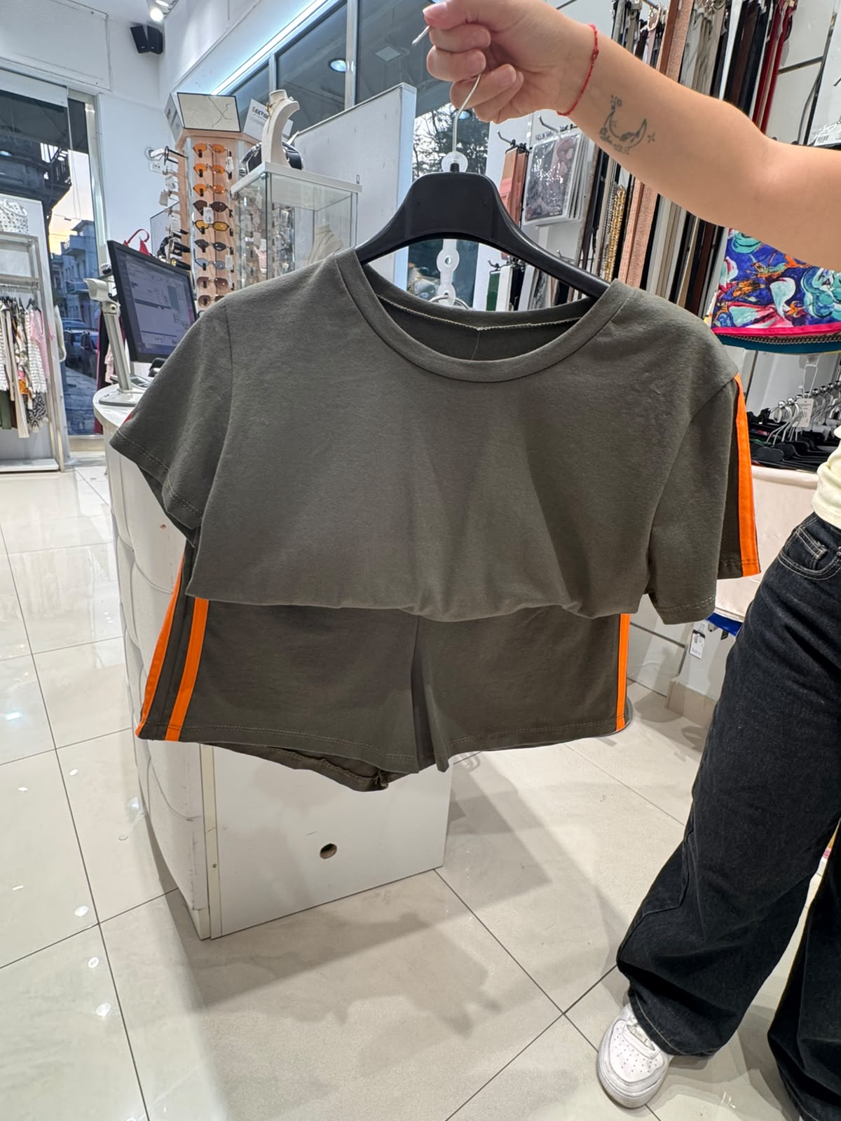 Completo donna sportivo crop top e shorts con doppia banda