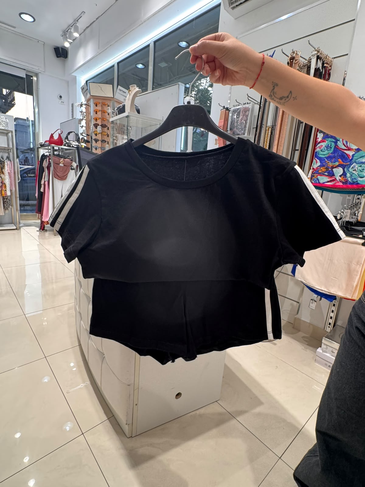 Completo donna sportivo crop top e shorts con doppia banda