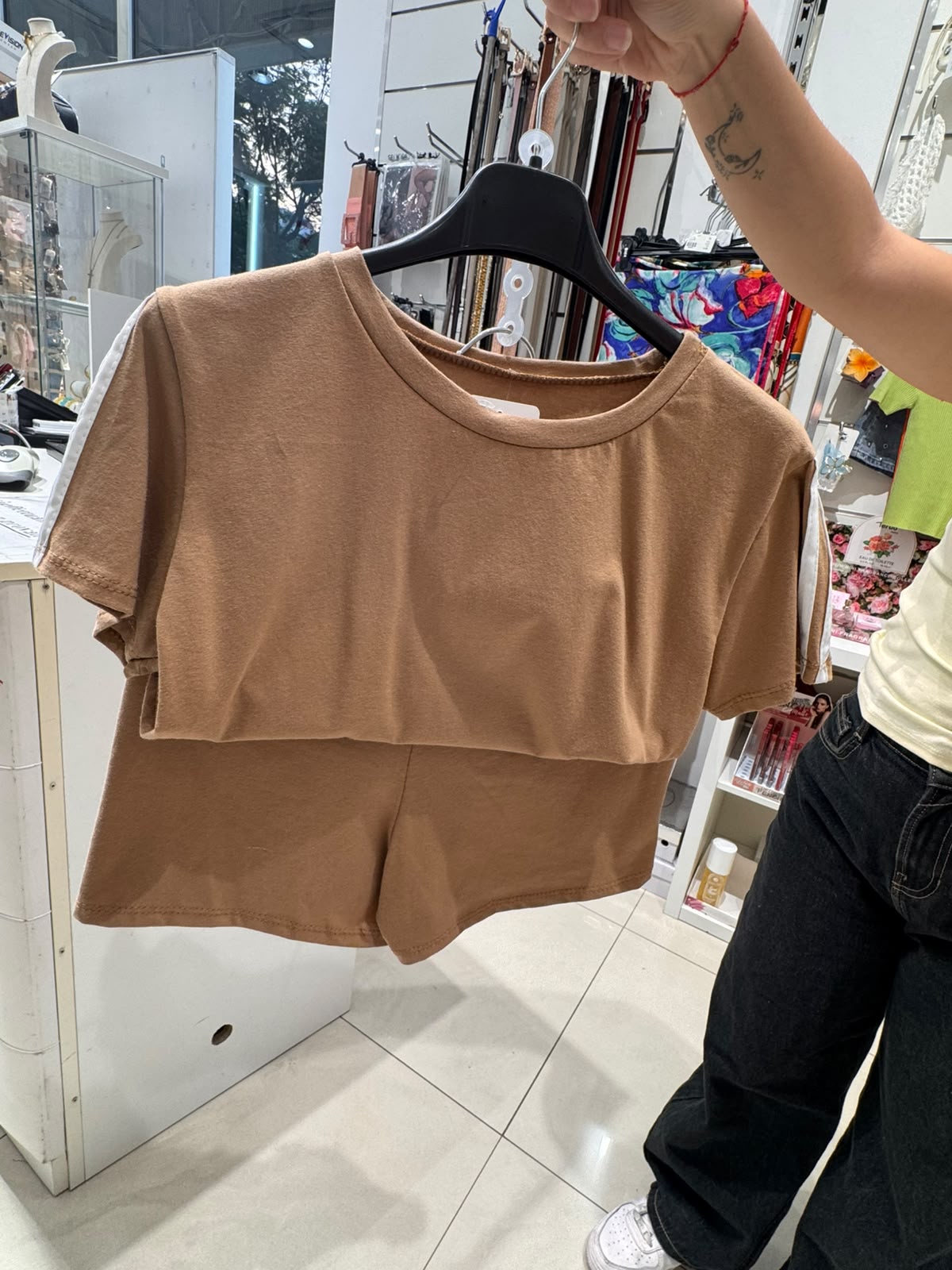 Completo donna sportivo crop top e shorts con doppia banda