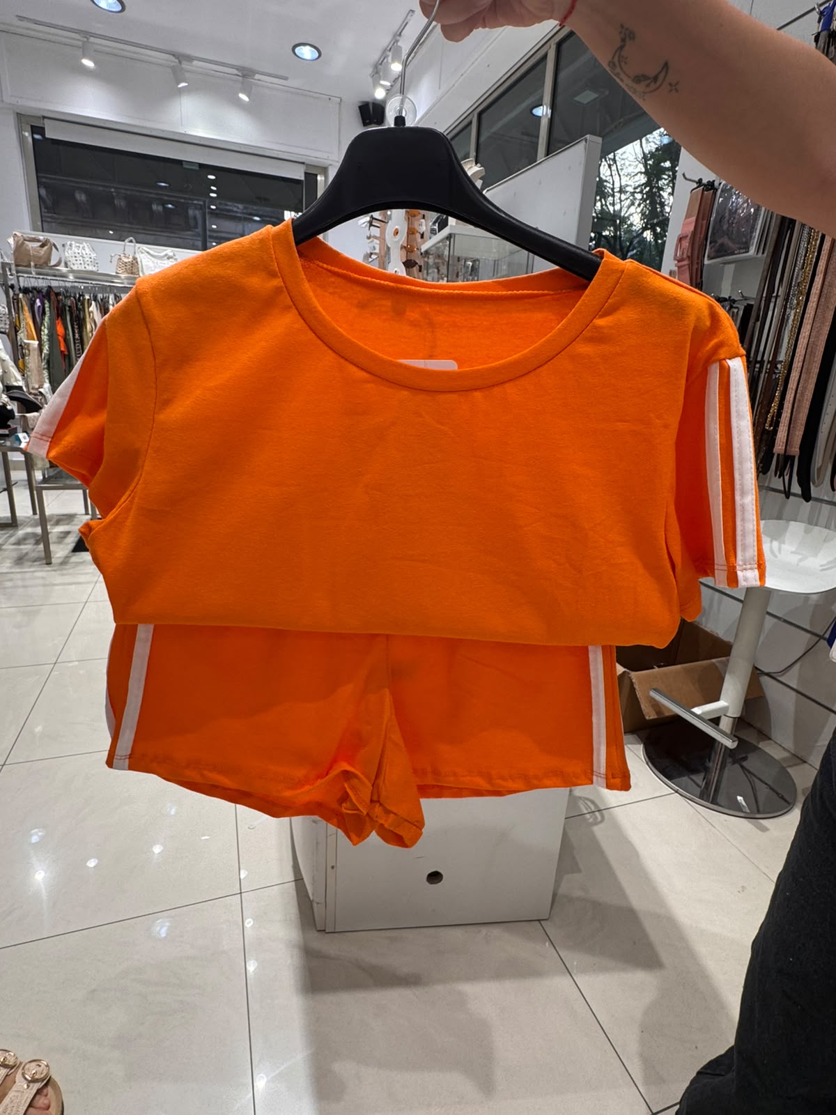 Completo donna sportivo crop top e shorts con doppia banda