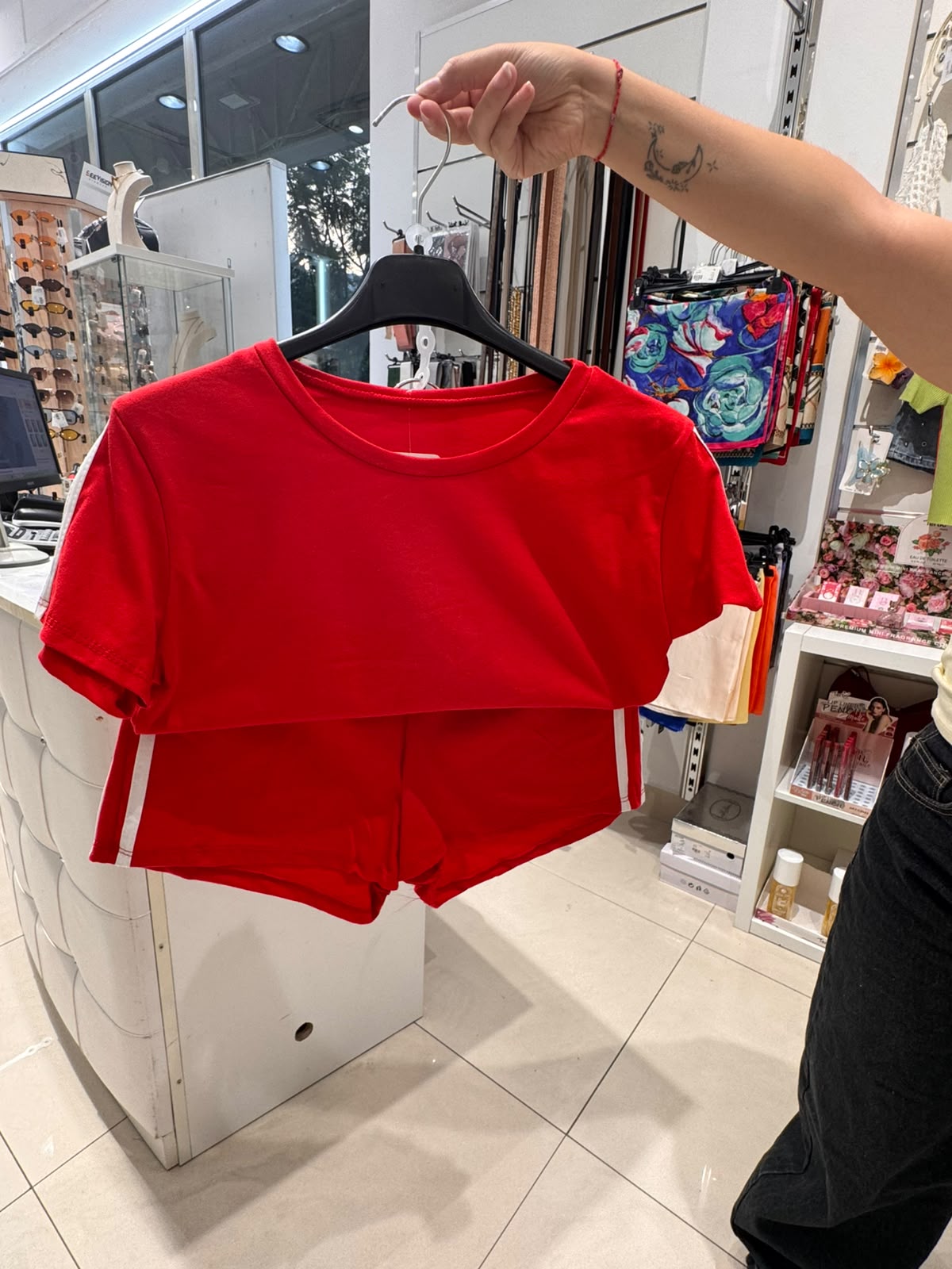 Completo donna sportivo crop top e shorts con doppia banda