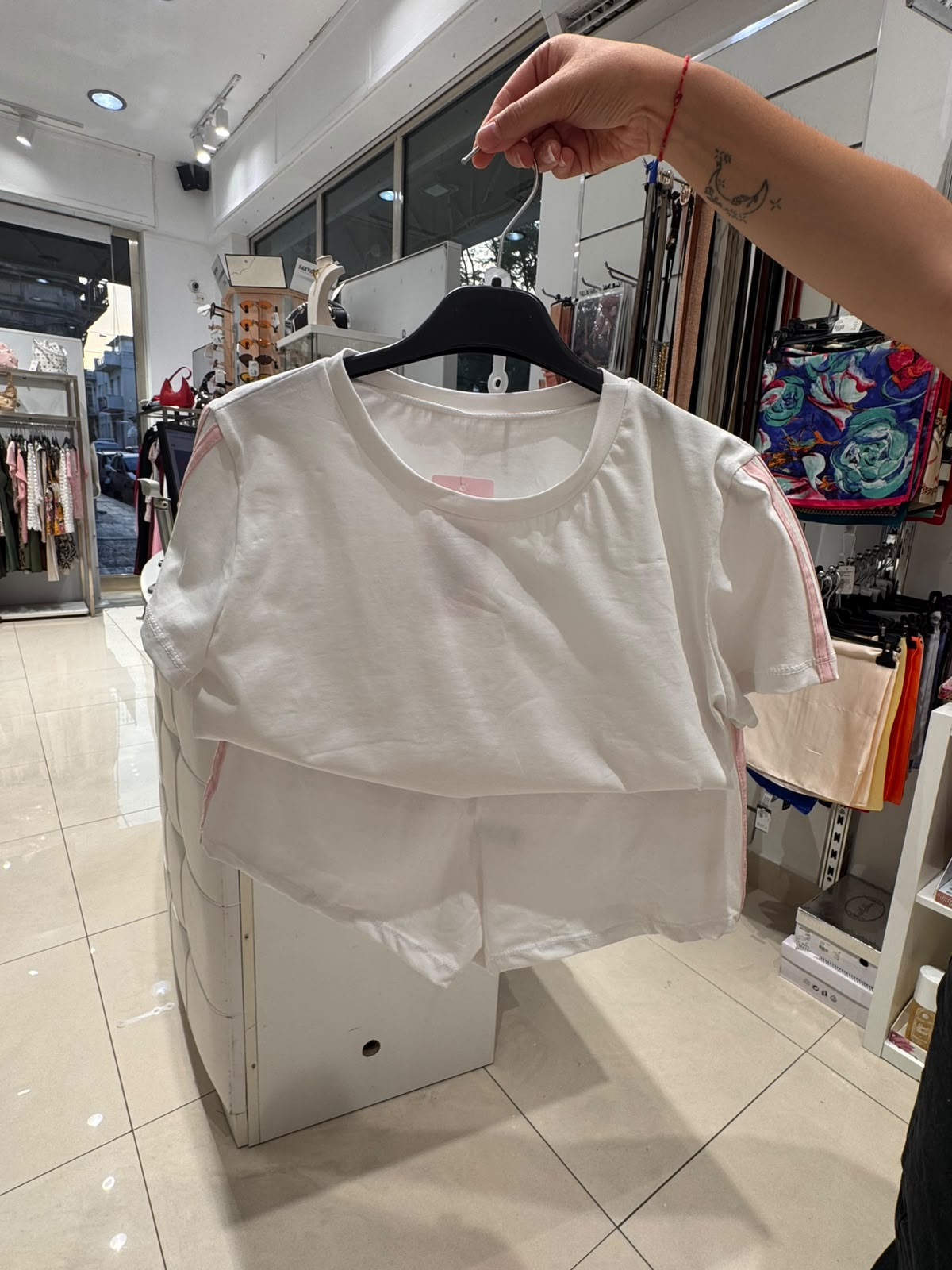 Completo donna sportivo crop top e shorts con doppia banda