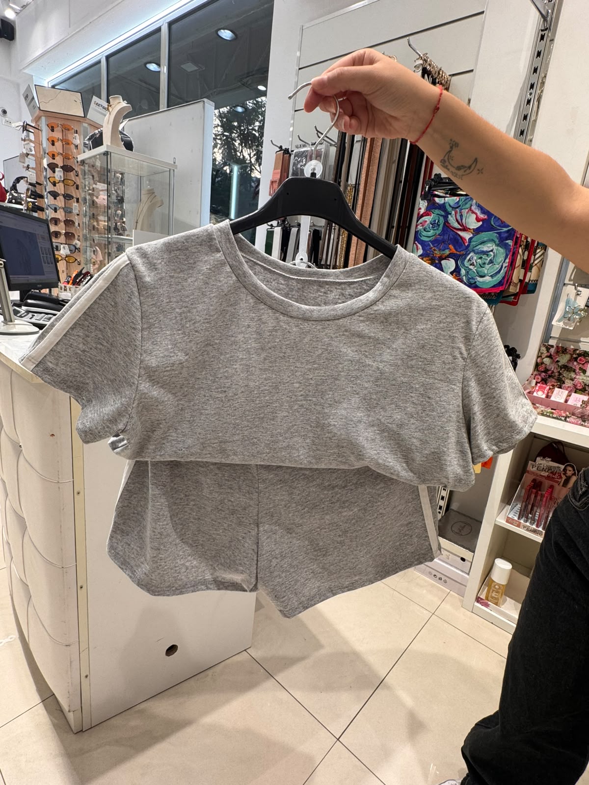 Completo donna sportivo crop top e shorts con doppia banda